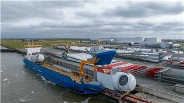 Verladung von Windturbinen auf ein Schiff am Werk von Siemens Games in Cuxhaven
