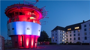 Leuchtturm Vorgelsand in Bremerhaven strahlt