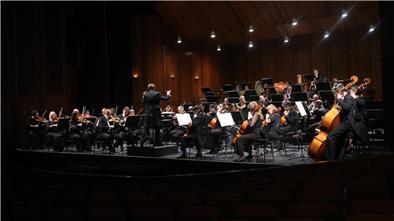 Orchester spielt Hymne zum dritten Finalspiel der Pinguins Orchester