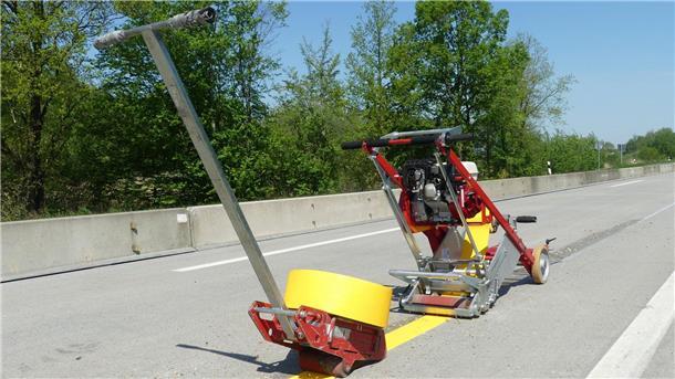 Fotos von der A27-Brücke Wulsdorf: So laufen die Vorbereitungen für den Abriss Für die einspurige Verkehrsführung werden neue Straßenmarkierungen auf der Fahrbahn angebracht.