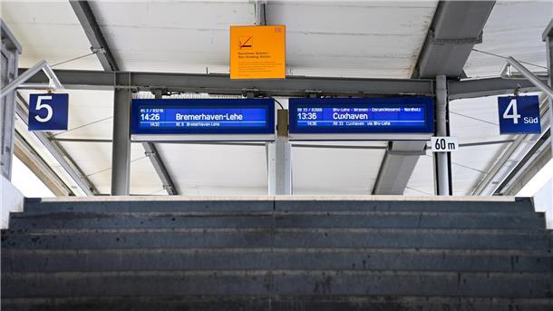 Anzeigetafeln am Hauptbahnhof leuchten wieder Blick am Bahnhof auf die neuen digitalen Gleisanzeiger