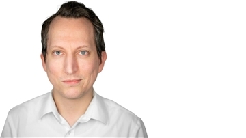Mann mit weißem Hemd
