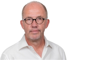 Detlef Glückselig, Mann mit Brille in einem weißen Hemd