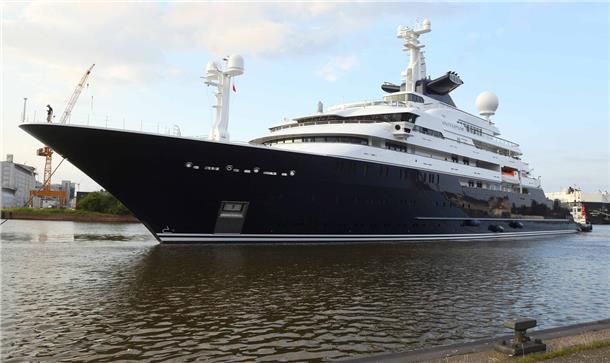 Nach neun Monaten: Die Megayacht „Octopus“ hat Bremerhaven verlassen Nach neun Monaten: Die Megayacht „Octopus“ hat Bremerhaven verlassen