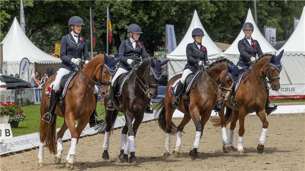 Dressurmannschaft mit Lina Trüper auf Scalato, Rabea Feldhusen (Lukas/beide Nordenhamer RC), Jessica Brockhoff (Filomena/RuFV Nordbutjadingen) und Cyra Bruns (Face Time/RV Ovelgönne)