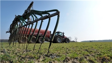 Traktor auf einem Feld.
