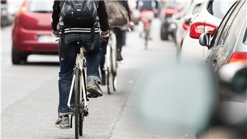 Fahrradfahrer im Straßenverkehr.