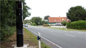 Ein Blitzer an einer Straße.