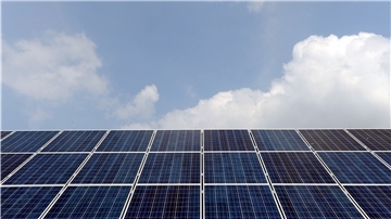Ein Dach mit Solaranlagen.