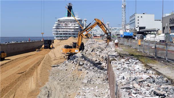 Hier wird die alte Columbuskaje in Bremerhaven angeknabbert Hier wird die alte Columbuskaje in Bremerhaven angeknabbert