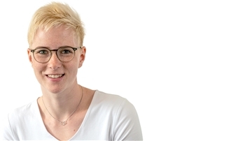 Portrait von blonder Frau mit kurzen Haaren.