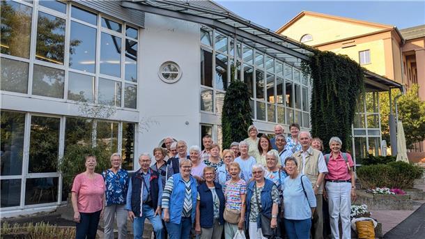 Sozialverband reist in den Thüringer Wald DAs Foto zeigt die Reisegruppe.