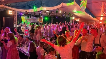 Tolle Stimmung im vollen Festzelt Beste Stimmung im Festzelt: Menschen feiern ausgelassen