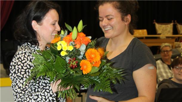 Blumen für bestandene Prüfung: Nun Musikerin und Dirigentin