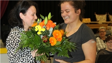 Blumen für bestandene Prüfung: Nun Musikerin und Dirigentin