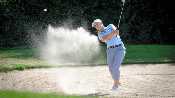 Eine Frau spielt Golf