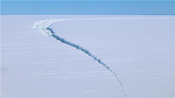 Ein Riss zieht sich durch einen Eisberg