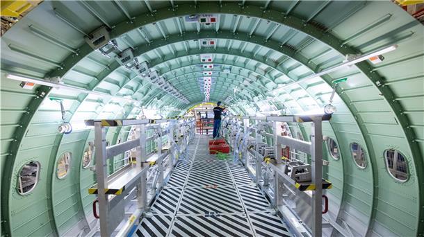  Ein Techniker arbeitet in einem Rumpfsegment in der neuen Strukturmontage der Airbus A320 Familie in Hangar 245 im Airbus Werk in Finkenwerder
