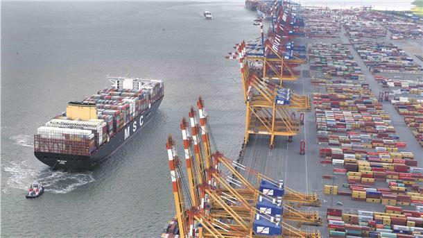 Größtes Containerschiff der Welt fährt Bremerhaven an Größtes Containerschiff der Welt fährt Bremerhaven an