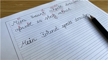 Blatt mit Schrift und Stift. 