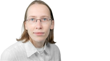 Eine Frau mit blonden Haaren und weißer Bluse.