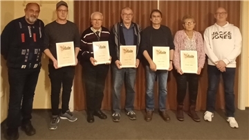Die geehrten Mitglieder des ESV stehen nebeneinander im Clubhaus