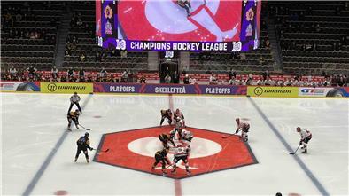 Eishockeyspieler der Fischtown Pinguins Bremerhaven freuen sich nach einem Tor und jubeln.