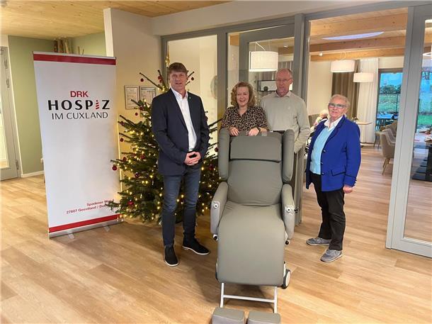 Spenden: Zwei Pflegerollstühle fürs DRK-Hospiz im Cuxland Spenden je einen Pflegerollstuhl an das DRK-Hospiz im Cuxland: Kerstin und Eibe von Holten (Mitte) und der Förderverein Hospiz Geestland, vertreten durch Ellen Frank im Beisein von Jens Patermann (Fachleitung Hospiz).
