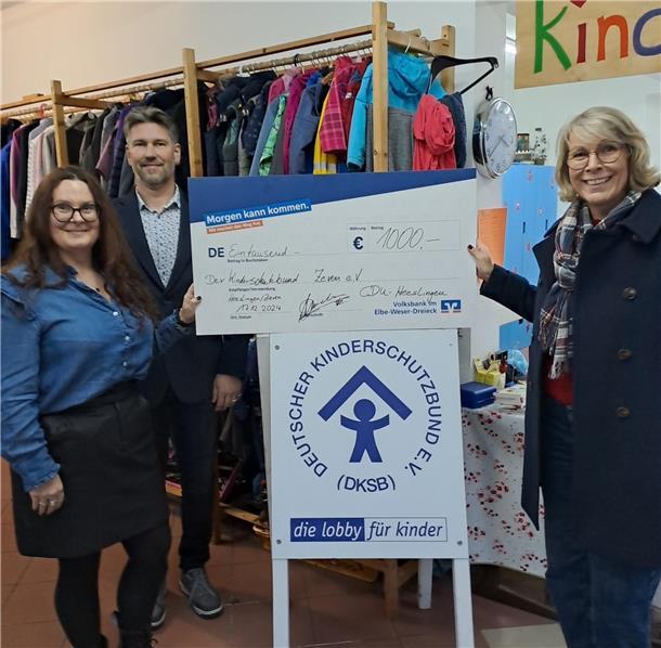 Kinderschutzbund Zeven erhält 1.000-Euro-Spende Gruppenfoto einer Spendenübergabe