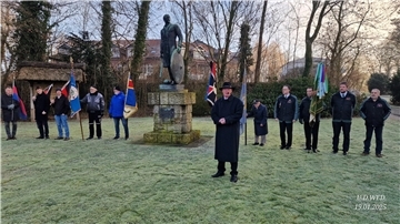 Versammlung am Friesendenkmal in Hartwarden
