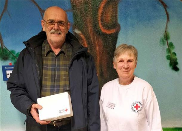 Blutspende mitsamt Tombola in der Grundschule Hagen Von links: Blutspender Ewald Schünemann, Thea Ohlmann (DRK-Vorsitzende in Hagen).
