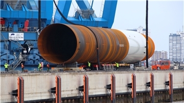 Kräne im Hafen.