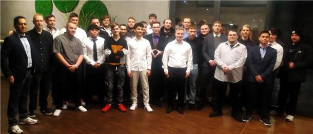 Eine Gruppe Menschen hat sich zum Foto aufgestellt.