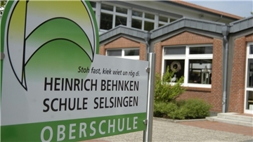 Das Logo der Heinrich-Behnken-Oberschule in Selsingen auf einem Schild. 