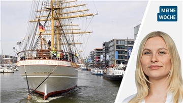 Ein zweigeteiltes Bild. Links die "Schulschiff Deutschland", die an ihren Liegeplatz verholt wird. Rechts im Bild Marie Petersen (junge Frau mit blonden Haaren).