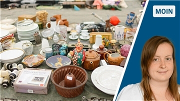 Allerlei Krimskrams steht auf dem Boden. Eine Frau lächelt in die Kamera. 