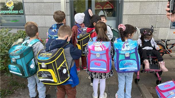 Schulranzen für alle: Aktion stärkt Abc-Schützen Kinder präsentieren ihre neuen Schulranzen