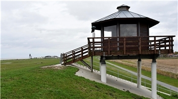 Ein Vogelbeobachtungsturm steht am Dorumer Tief an der Wurster Nordseeküste