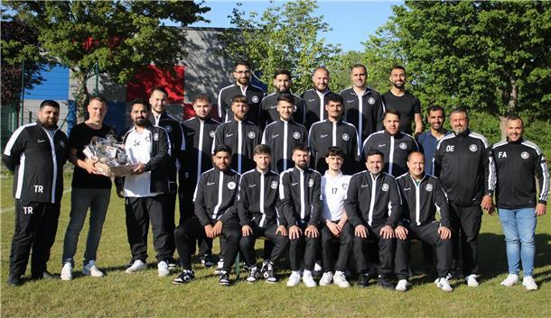 Kreisliga-Aufsteiger TuS Einswarden hat Grund zur Freude Fußballmannschaft des TuS Einswarden mit Sponsor