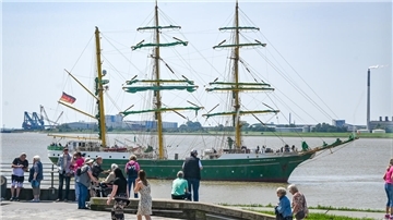 Innenminister verlassen Bremerhaven: Zum Abschluss ein Blick auf die „Alex II“