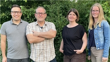 Mitglieder des Vorstands der Rhader Landbühne (von links): Janis Engler (1. Vorsitzender), Andreas Meyer (Kassenwart), Maja Zeißig (2. Vorsitzende), und Imke Brunkhorst (Schriftwartin).