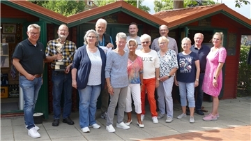 Männer und Frauen haben sich zum Foto aufgestellt