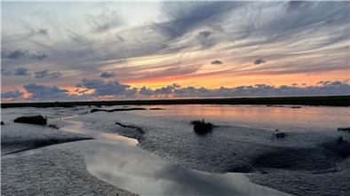 Das Foto zeigt den Abendhimmel über dem Langwarder Groden (Butjadingen). Das Bild stammt von Leserin Liane Hodel aus Burhave.