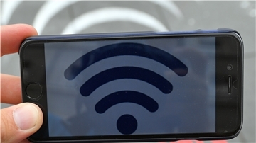 Ein Handy mit einem Wlan-Symbol auf dem Display.
