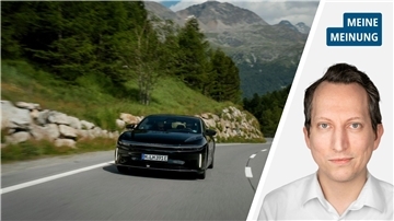 In der linken Hälfte ist ein Elektrofahrzeug der Marke Lucid Autos zu sehen. Rechts im Bild ist der Autor des Artikels zu sehen. Er trägt ein weißes Hemd.