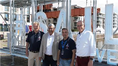 Übergeben Bremerhavens ersten Sailfie-Point seiner Bestimmung: Dr. Ralf Meyer, Melf Grantz, Michael Gerber und Torsten von Haaren. 