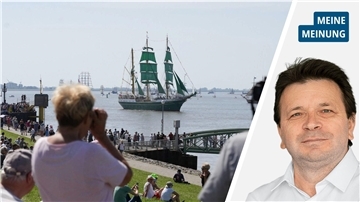 Links: Menschen bestaunen Schiffe auf der Weser. rechts: NZ-Reporter Ismail Kul.