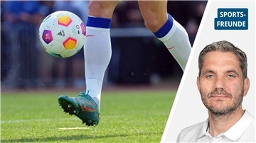 Fußballschuhe und ein Ball