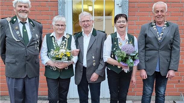 Jutta Scheper und Thomas Tants neues Königspaar Padingbüttel 5 ältere Schützen in Uniformen