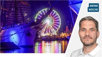 links Hafengelände mit Segelschiff und beleuchtetem Riesenrad, rechts Mann mit Fünftage-Bart in weißem Hemd